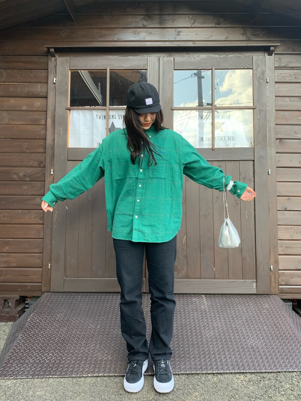 「春服みてみて、カジュアルコーデ、今日のコーデ、おしゃれさんと繋がりたい、パンツスタイル、スニーカーコーデ、ストリート、グリーン、シャツ、ブラックデニム、厚底スニーカー、巾着バッグ、チェーンバッグ、ストリートMIX、XLARGE」｜「SHEINのアイテム（デニムパンツ、ブラック系）」を使った、shihoさん（レディース・163cm）の春コーディネートの1枚目の写真