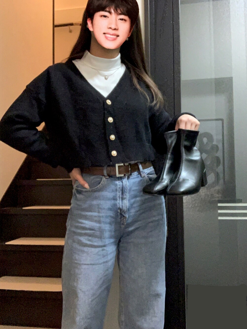 「冬コーデ、秋冬コーデ、きれいめカジュアル、パンツスタイル、シンプル、ootd、プチプラ、キレイめ、大人ガーリー、モノトーン、ニット、ブラックコーデ、カーディガン、ショート丈トップス、カーディガンコーデ」｜「H&Mのアイテム（デニムパンツ、ブルー系）」を使った、shihoさん（レディース・163cm）の冬コーディネートの1枚目の写真