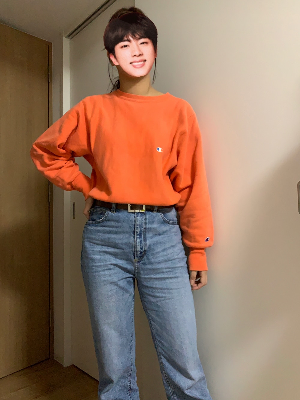 「デニムパンツ、リバースウィーブ、REVERSE WEAVE、チャンピオン、Champion、スウェット、トレーナー、古着コーデ、古着MIX、ピンク、オレンジ、スウェットコーデ、スニーカーコーデ、AIR FORCE 1、エアフォースワン」｜「Championのアイテム（スウェット、オレンジ系）」を使った、shihoさん（レディース・163cm）の秋コーディネートの1枚目の写真