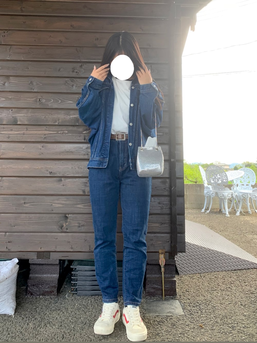 「パンツスタイル、春コーデ、シンプル、ビッグシルエット、セットアップ、デニムジャケット、デニムコーデ、デニム オン デニム、デニム、デニムセットアップ、スニーカーコーデ、VANS、着回しコーデ、カジュアルコーデ、カジュアルスタイル」｜「ye libareのアイテム（Tシャツ/カットソー、ホワイト系）」を使った、shihoさん（レディース・163cm）の春コーディネートの1枚目の写真