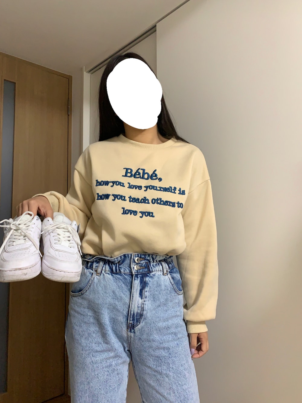 「秋コーデ、秋のコーデ、ビッグシルエット、厚底シューズ、デニム、スウェット、ロゴスウェット、刺繍、ベージュ、ベージュコーデ、ハイウエスト、デニムパンツ、デニムコーデ、スウェットコーデ、韓国ファッション」｜「Diosfrontのカラーロゴ刺繍スウェットトレーナー（スウェット、ベージュ系）」を使った、shihoさん（レディース・163cm）の秋コーディネートの1枚目の写真