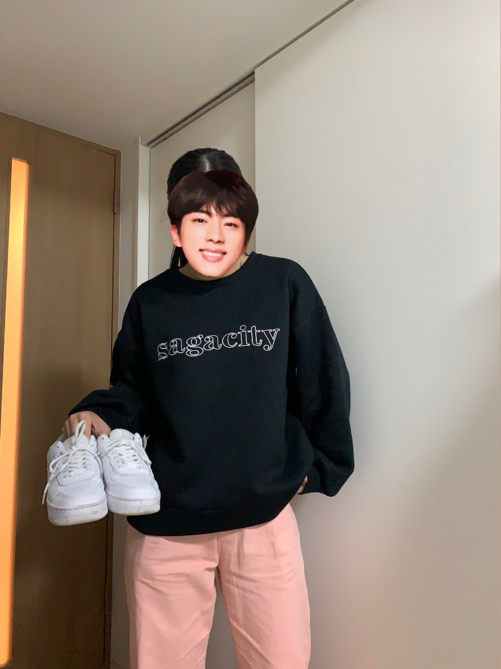 「秋コーデ、秋のコーデ、プチプラコーデ、ビッグシルエット、デニム、韓国ファッション、スウェット、スウェットコーデ、カラーパンツ、ピンク、ピンクパンツ、カジュアルコーデ、アンクルパンツ、ロゴスウェット、ブラック」｜「DAZYのアイテム（スウェット、ブラック系）」を使った、shihoさん（レディース・163cm）の秋コーディネートの1枚目の写真