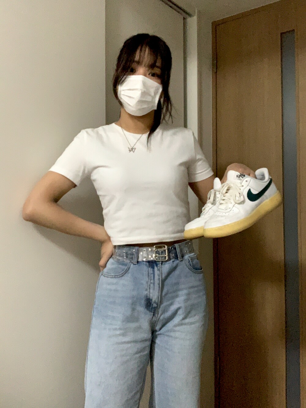 「シンプルコーデ、初夏コーデ、プチプラ、ワイドパンツ、デニムパンツ、ワイドデニム、グレイル、GRL、シンプルスタイル、ナイキ、NIKE、AIR FORCE 1、白Tシャツ、ショート丈トップス、クロップドトップス」｜「ZARAのアイテム（Tシャツ/カットソー、ホワイト系）」を使った、shihoさん（レディース・163cm）の春コーディネートの1枚目の写真