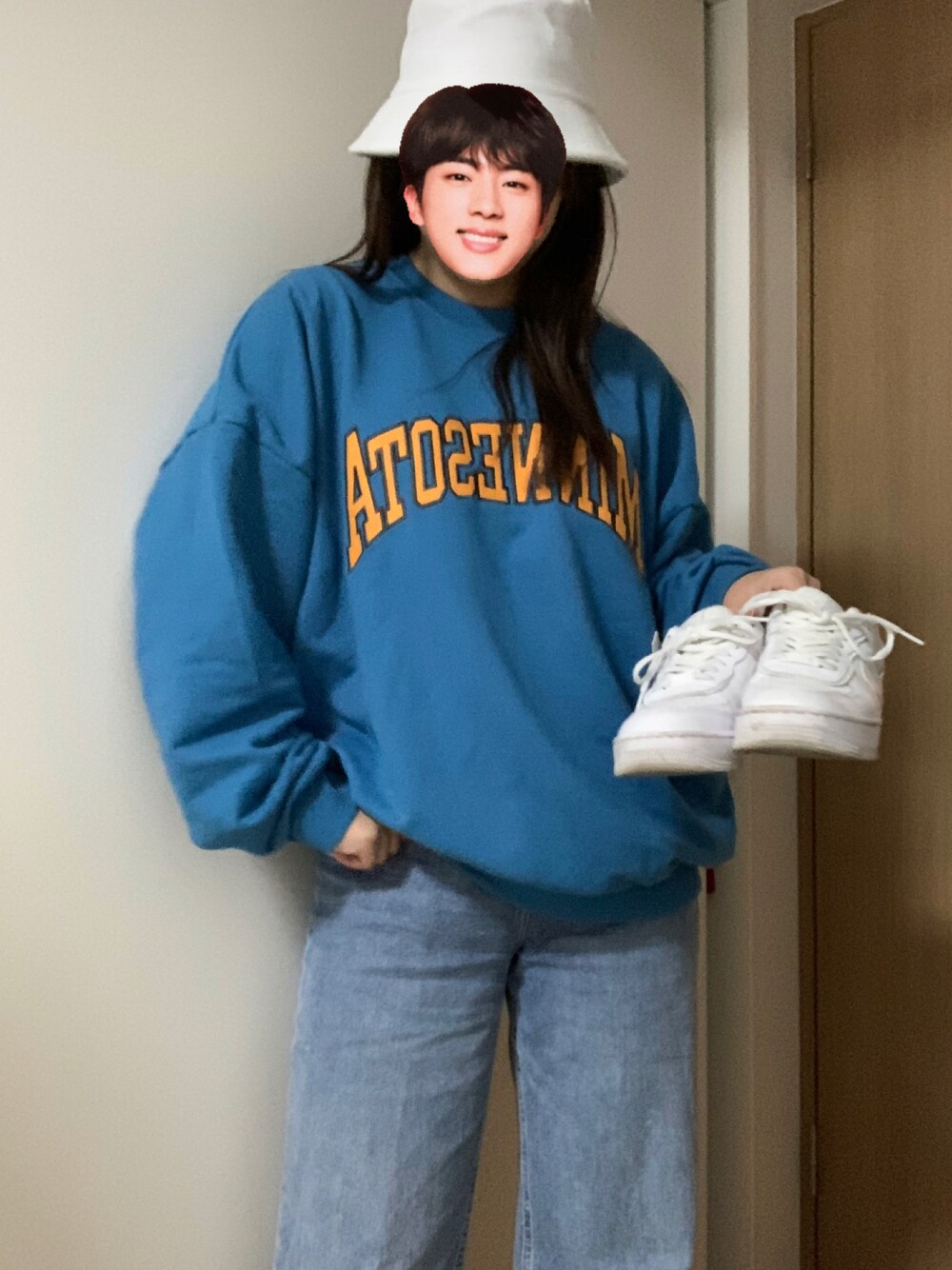 「秋服、ビッグシルエット、オーバーサイズ、ボリューム袖、ゆったりコーデ、韓国ファッション、厚底シューズ、ストリート、バケットハット、ワイドパンツ、デニム、デニムパンツ、バケハ、スニーカーコーデ、スウェット」｜「ZARAのアイテム（デニムパンツ、ブルー系）」を使った、shihoさん（レディース・163cm）の秋コーディネートの1枚目の写真