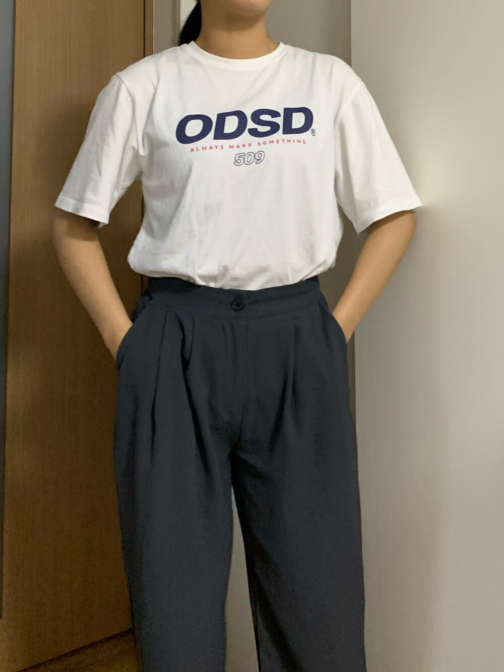 「リラックススタイル、ootd、夏コーデ、Tシャツ、白Tシャツ、ロゴT、韓国ブランド、韓国ファッション、スラックス、グレーパンツ、グレー、ホワイト、スニーカーコーデ、韓国、ストリートMIX」｜「ODD STUDIOの【ODD STUDIO/オッドスタジオ】ODSD LOGO T-SHIRT（ロゴTシャツ）（Tシャツ/カットソー、ホワイト系）」を使った、shihoさん（レディース・163cm）の夏コーディネートの1枚目の写真