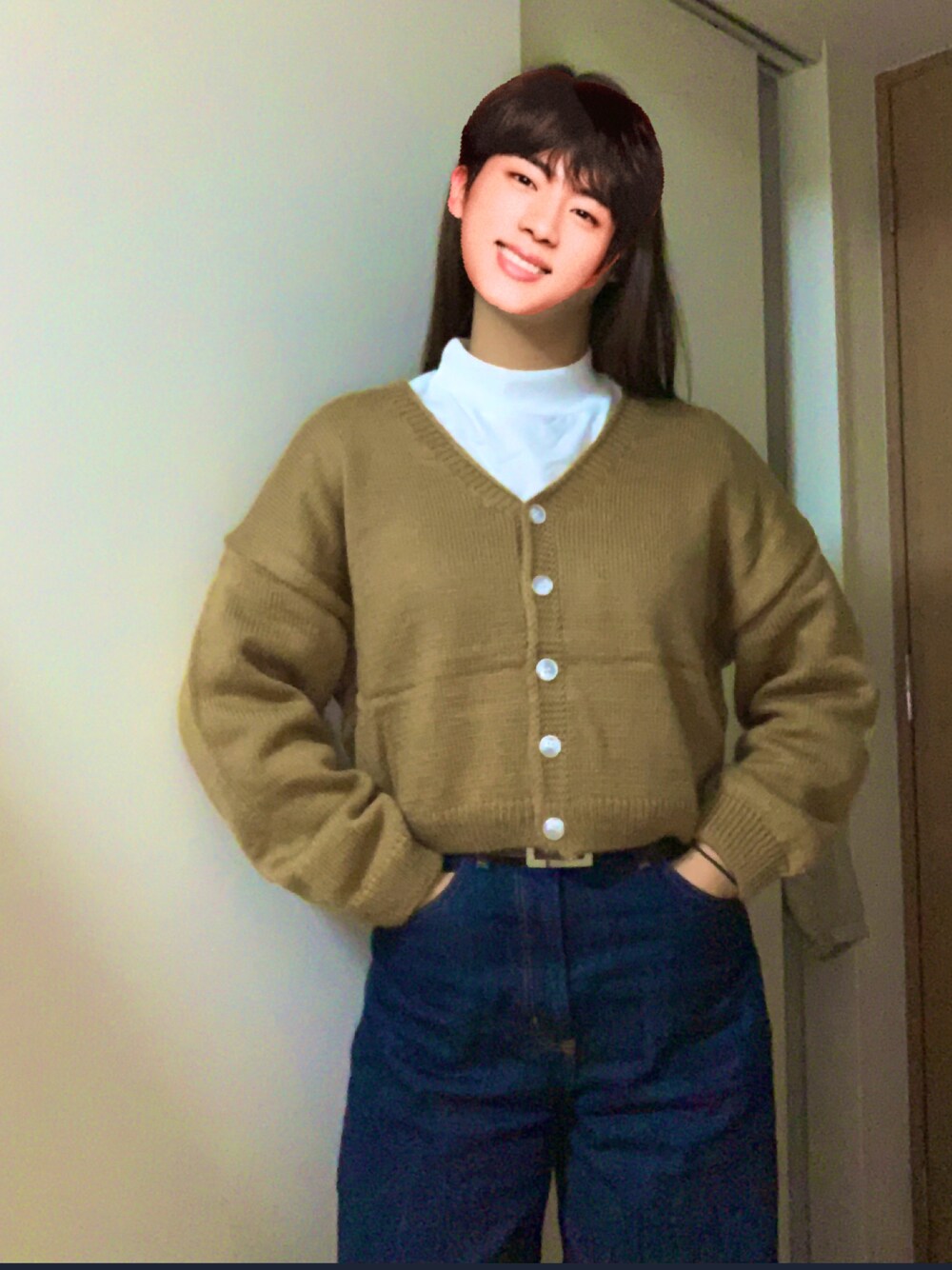 「カーディガン、スニーカー、シンプル、ハイウエストデニム、ハイウエスト、大人カジュアル、デニムパンツ、プチプラ、きれいめカジュアル、プチプラコーデ、パンツコーデ、ブラウンコーデ、ワイドデニム、カーブパンツ、モックネック」｜「GUのアイテム（デニムパンツ、ブルー系）」を使った、shihoさん（レディース・163cm）の秋コーディネートの1枚目の写真