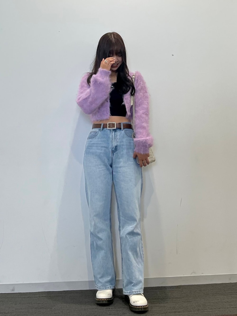 「秋ルック紹介するよ、秋服コーデ、パンツスタイル、デニムパンツ、デニムコーデ、ハイウエストデニム、ショート丈ニット、ショート丈トップス、キャミソール、カーディガン、カーディガンコーデ、ショート丈カーディガン、パープル、モヘアニット、モヘアカーディガン」｜「GRLのワイドデニムパンツ（デニムパンツ、ブルー系）」を使った、shihoさん（レディース・163cm）の秋コーディネートの1枚目の写真