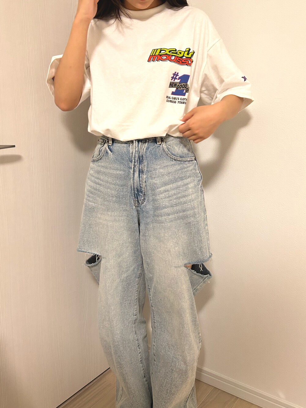 「カジュアルコーデ、夏コーデ、スニーカー、Tシャツ、Tシャツ×デニム、x-girl、moussy、コラボ、Tシャツコーデ、デニムコーデ、カットデニム、サイドスリット、デニムパンツ、デニム、カジュアル」｜「GRLのサイドカッティングデニムパンツ（デニムパンツ、ブルー系）」を使った、shihoさん（レディース・163cm）の春コーディネートの1枚目の写真