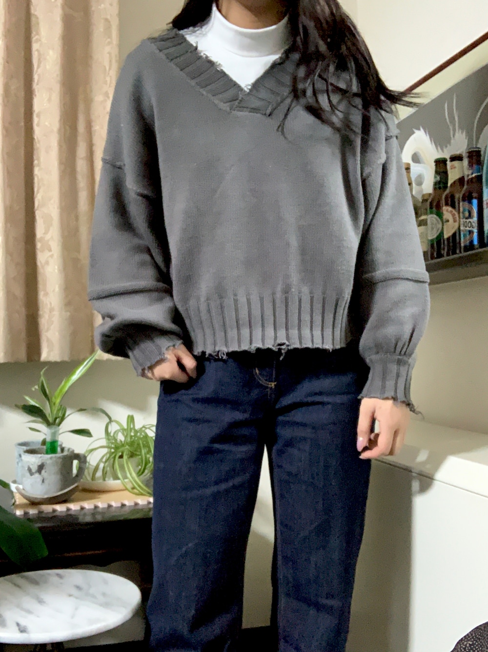 「カジュアルコーデ、オトナカジュアル、プチプラコーデ、春服、デニムパンツ、タートルネック、Vネック、重ね着、チャコールグレー、グレー、ボリューム袖、ユニクロ、ショートブーツ、ボアジャケット、シンプルコーデ」｜「GUのアイテム（デニムパンツ、ブルー系）」を使った、shihoさん（レディース・163cm）の冬コーディネートの1枚目の写真
