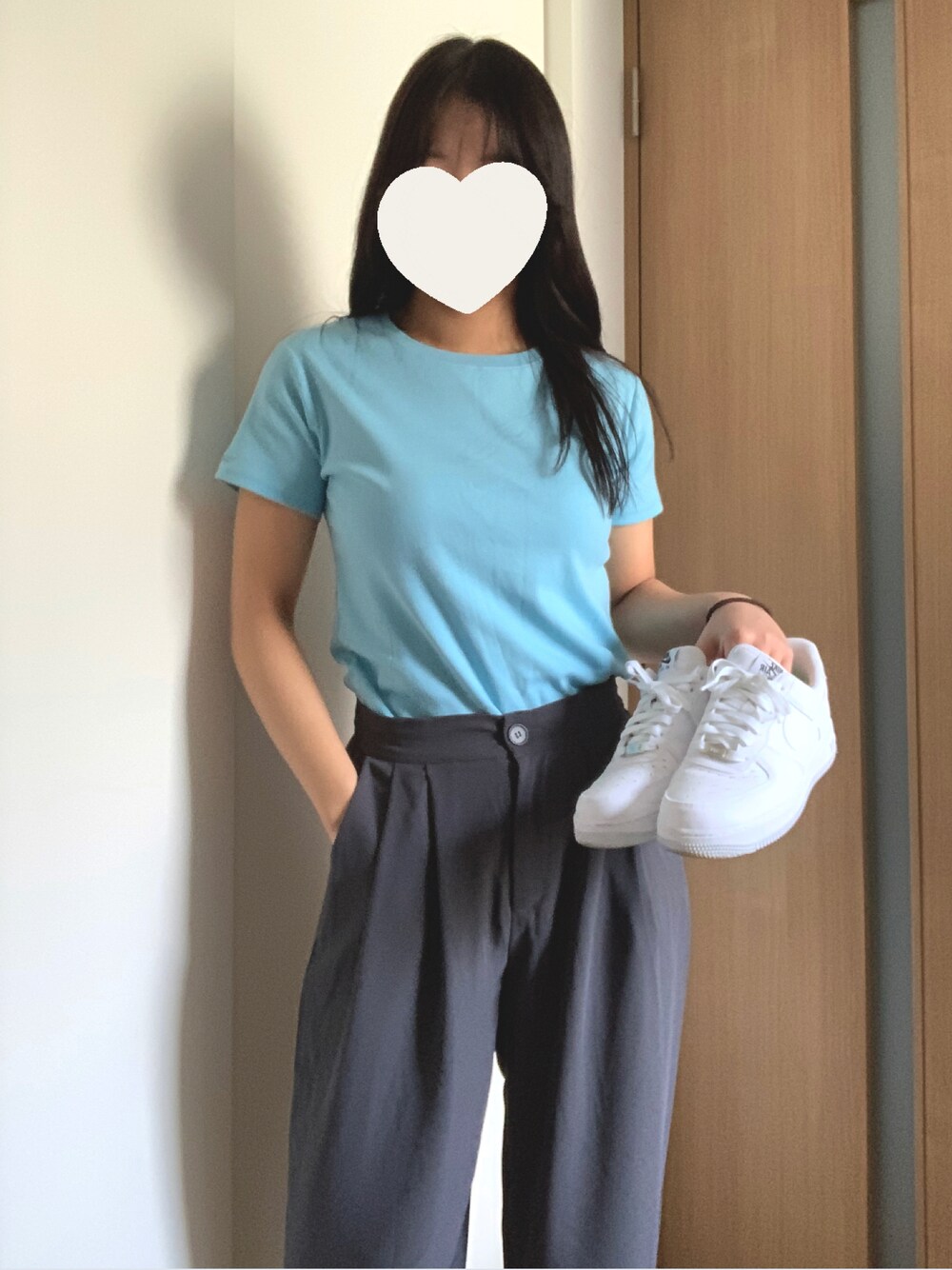 「春夏コーデ、パンツスタイル、カジュアルコーデ、シンプル、シンプルコーデ、Tシャツ、水色、ブルーコーデ、グレー、スニーカーコーデ、AIR FORCE 1、春色、ラフ、白スニーカー、ワイドスラックス」｜「X-girlのBASIC 2P S/S BABY TEE（Tシャツ/カットソー、ピンク系）」を使った、shihoさん（レディース・163cm）の春コーディネートの1枚目の写真