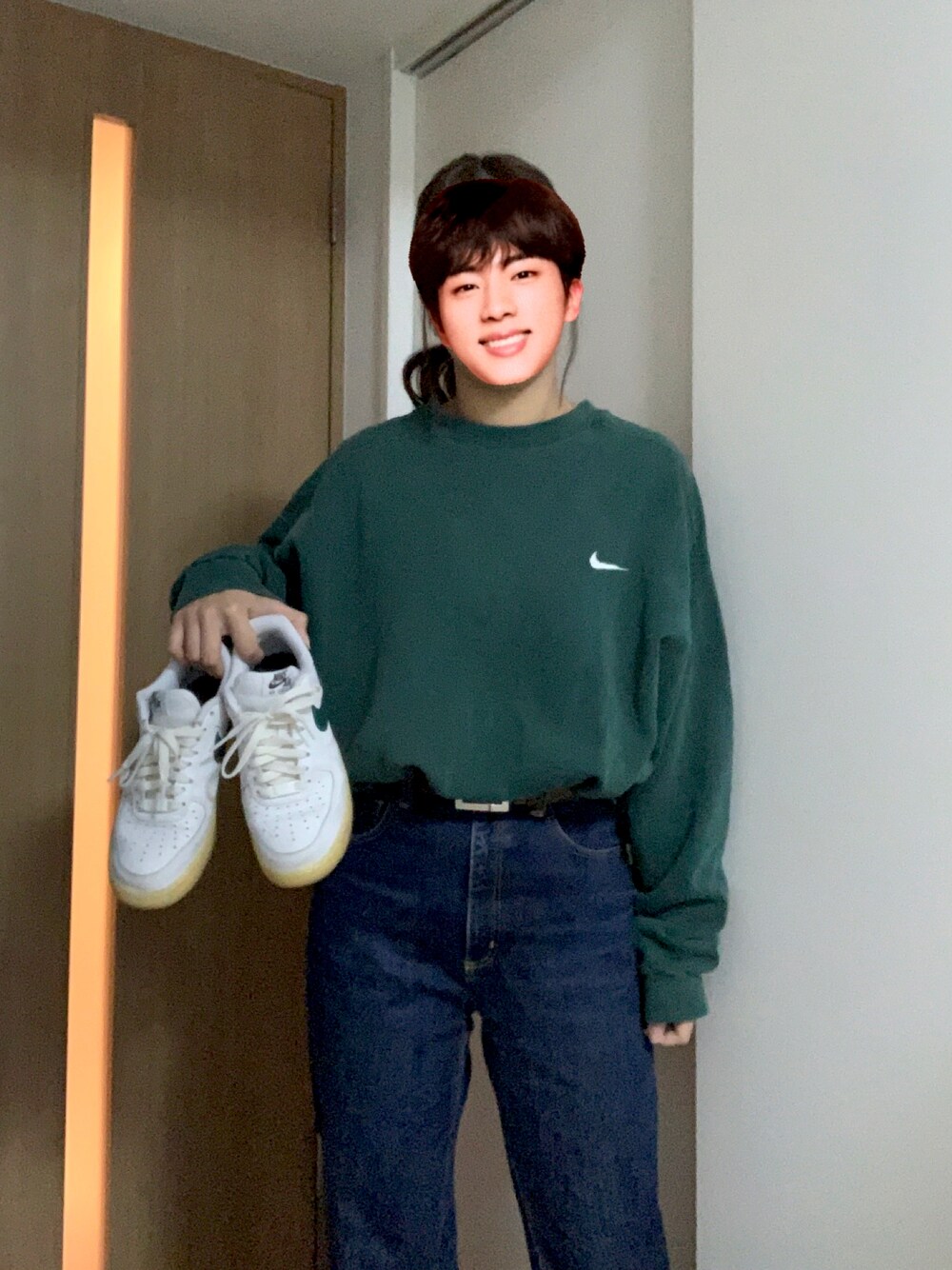 「秋のコーデ、オーバーサイズ、古着、スウェット、スウェットコーデ、NIKE、古着MIX、古着コーデ、Made in USA、デニムパンツ、ヴィンテージ、グリーン、緑、エアフォースワン、ボリューム袖」｜「NIKEの【ヴィンテージ古着】90's NIKE/ナイキ ロゴ クルーネックスウェット（スウェット、グリーン系）」を使った、shihoさん（レディース・163cm）の秋コーディネートの1枚目の写真