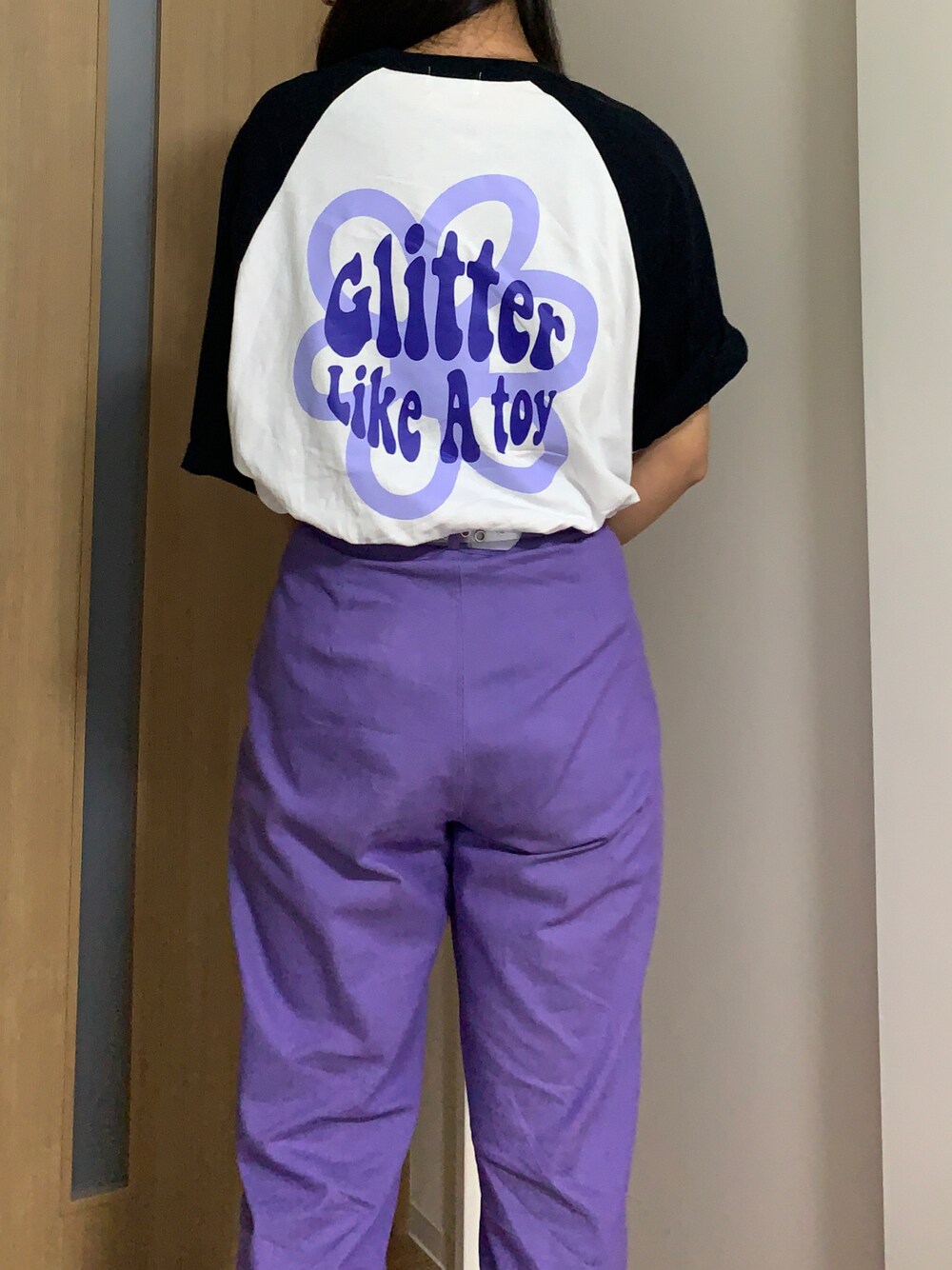 「夏服、パンツスタイル、ラフスタイル、プチプラコーデ、カジユアル、カジュアルコーデ、スニーカー、プリントT、ハイウエストパンツ、パープル、セミワイドパンツ、ワイドパンツ、フーズフーギャラリー(WHO'S WHO gallery)、WHO’S WHO gallery、ABITOKYO」｜「ABITOKYOのハイウエストストレッチデニムセミワイドパンツ（デニムパンツ、パープル系）」を使った、shihoさん（レディース・163cm）の夏コーディネートの1枚目の写真