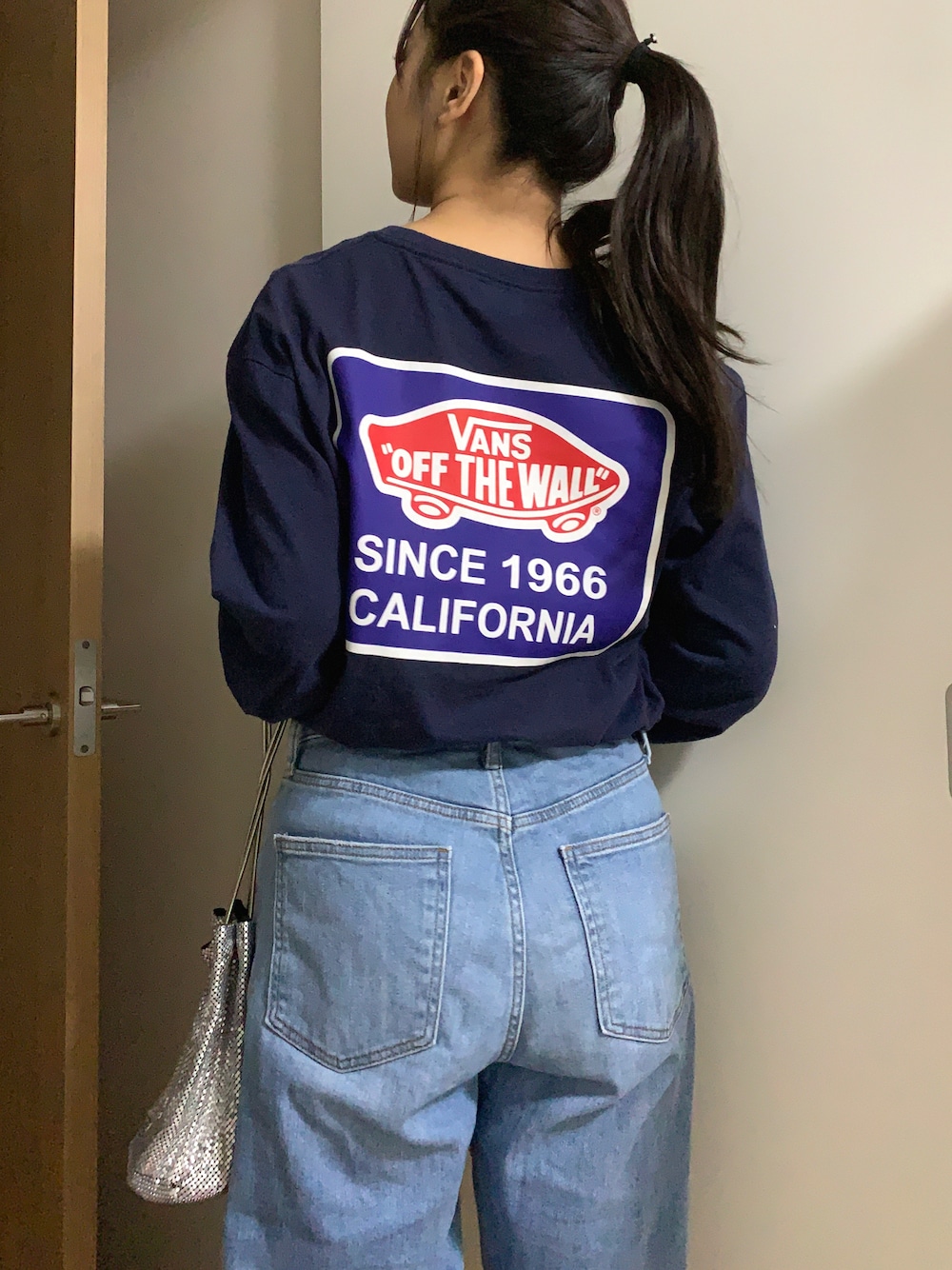 「秋コーデ、パンツスタイル、デニムパンツ、デニム、カジュアル、カジュアルコーデ、VANS、ロゴT、ロンT、バックプリント、ブルーデニム、ライトブルー、チェーンバッグ、巾着バッグ、ストリートMIX」｜「UNIQLOのアイテム（デニムパンツ、ブルー系）」を使った、shihoさん（レディース・163cm）の秋コーディネートの1枚目の写真