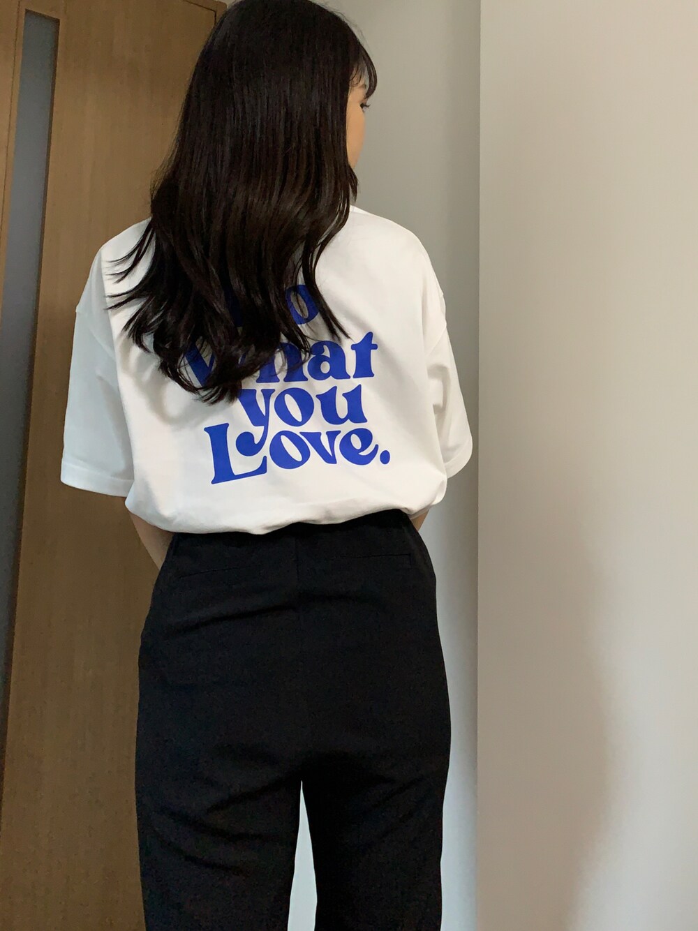 「ハイウエストパンツ、フレアパンツ、ロゴT、バックプリント、オーバーサイズ、メンズライク、ユニセックス、PAGEBOY、pageboylim、白Tシャツ、カジュアルコーデ、夏だ！Tシャツ着よう！、シンプルスタイル、きれいめカジュアル、ストリートMIX」｜「PBLIMのPAGEBOYLIM/DWYLロゴT（Tシャツ/カットソー、ホワイト系）」を使った、shihoさん（レディース・163cm）の夏コーディネートの1枚目の写真