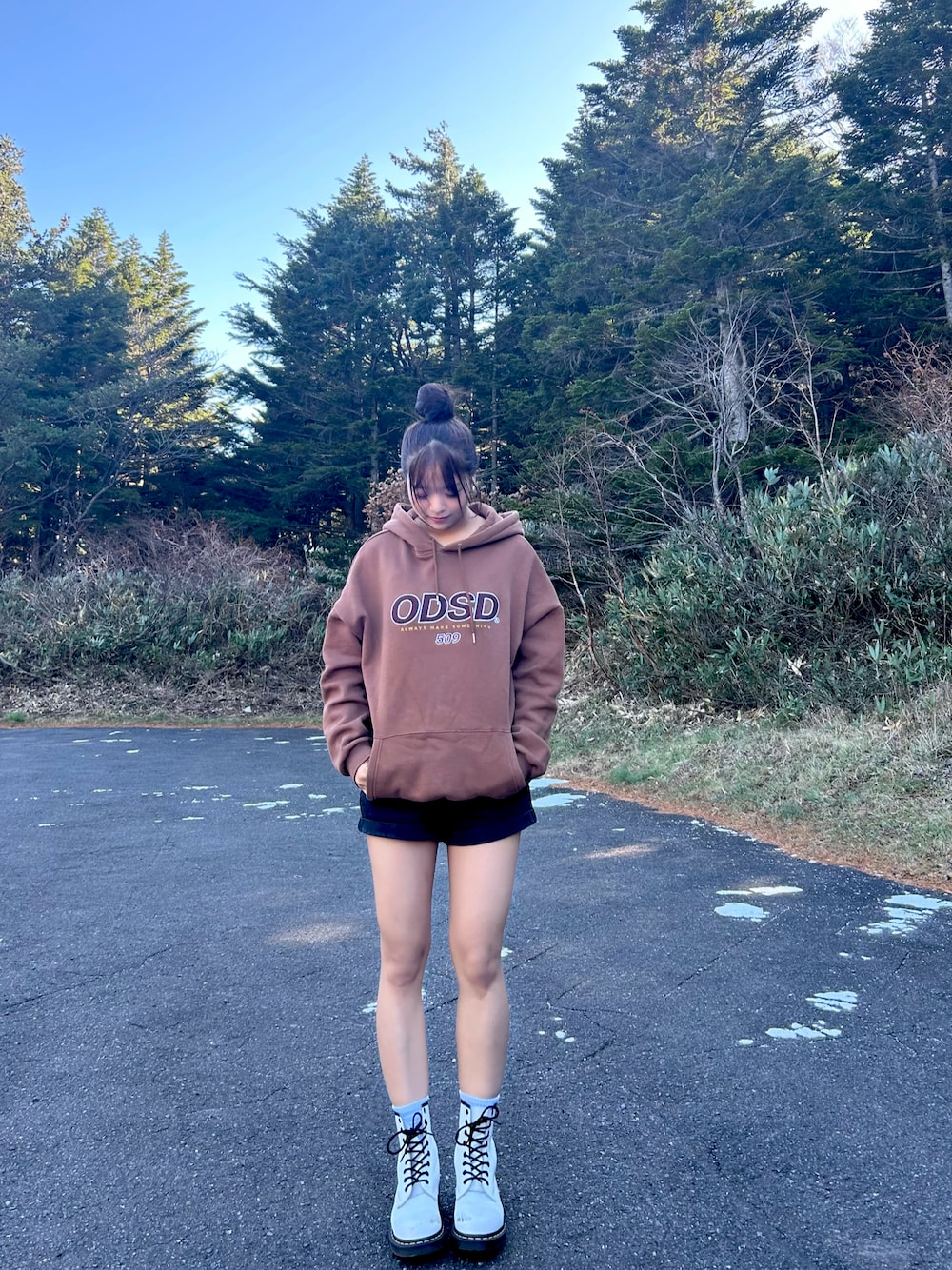 「ODD STUDIOのODD STUDIO(オッドスタジオ) /ODSD LOGO HOODIE/オッドスタジオ シグネチャー ロゴビッグフーディー オーバーサイズ スウェットパーカー（パーカー、ブラウン系）」を使った、shihoさん（レディース・163cm）の秋コーディネートの1枚目の写真