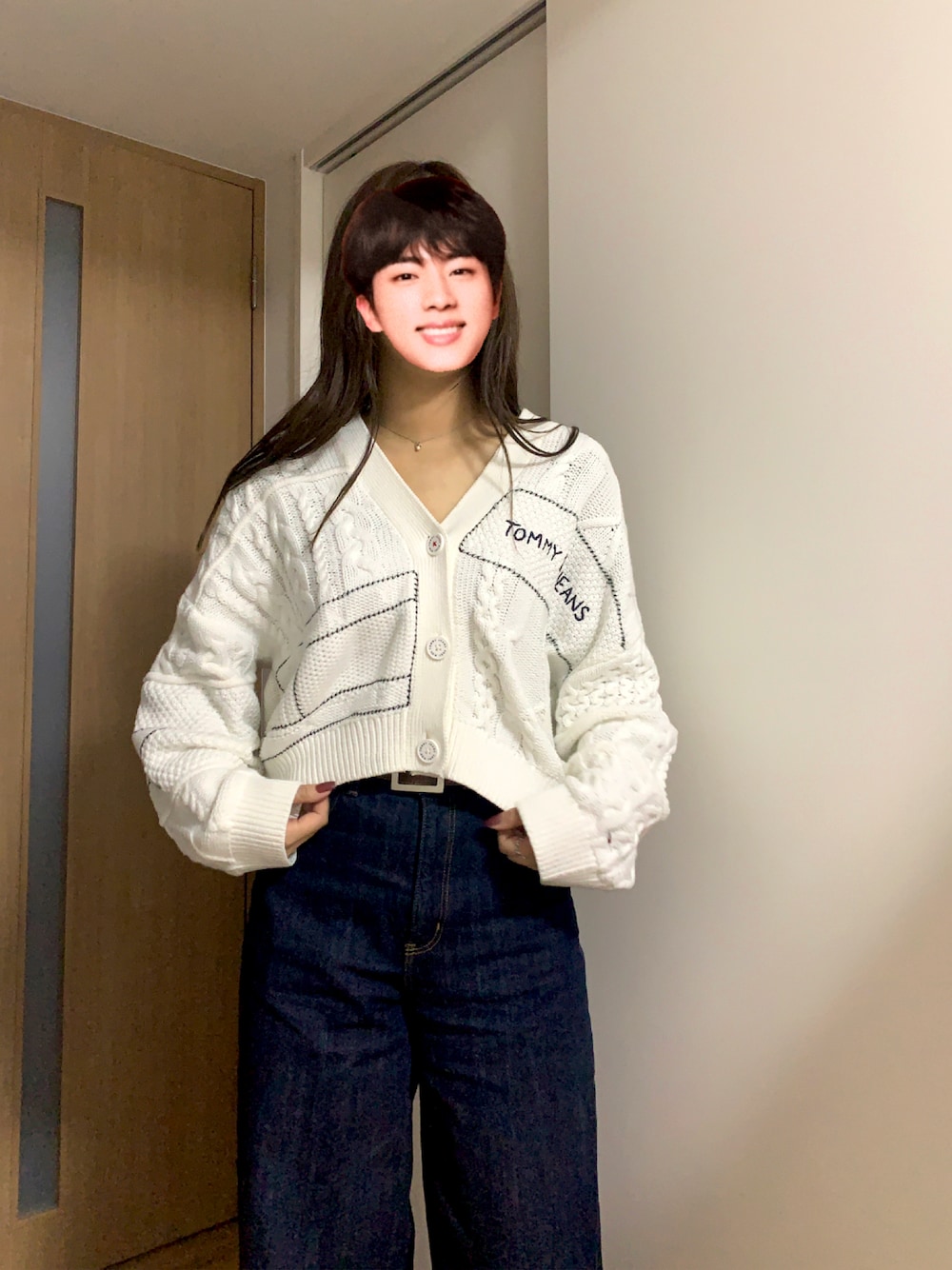 「カジュアルコーデ、秋冬コーデ、ゆるコーデ、カーディガン、ニット、TOMMY JEANS、デニムパンツ、デニムコーデ、ワイドデニム、カーブパンツ、スニーカーコーデ、白ニット、オーバーサイズ、ボリューム袖、ショート丈」｜「tommy jeansのアイテム（ニット/セーター、ホワイト系）」を使った、shihoさん（レディース・163cm）の秋コーディネートの1枚目の写真