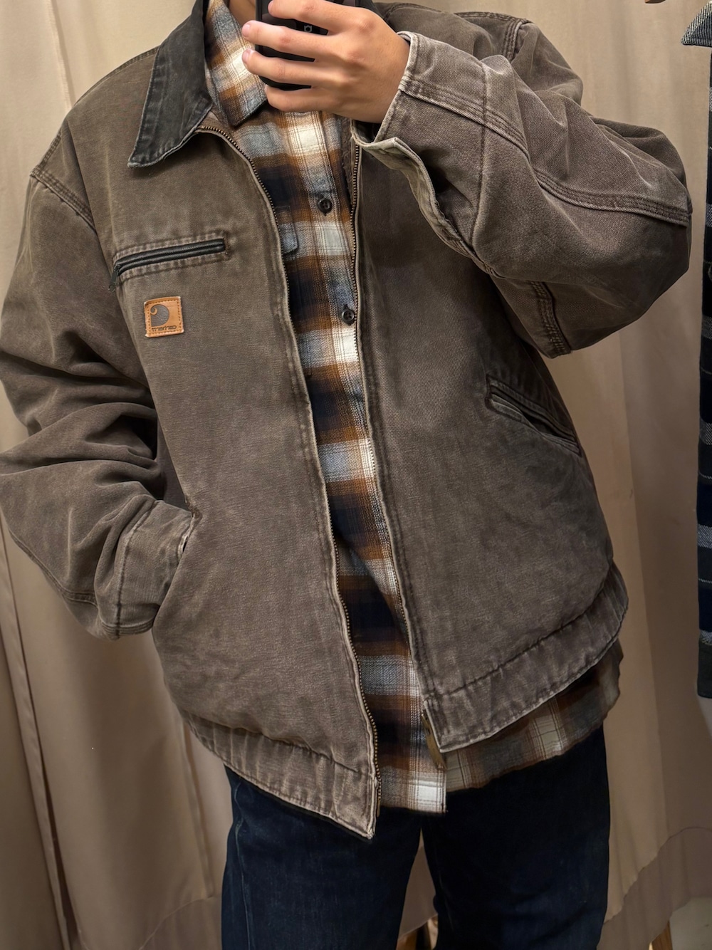 ブラウン系のシャツ/ブラウス、ブルー系のデニムパンツ、ブラウン系のジャケット/アウターを着用したメンズの秋コーディネートの1枚目の写真