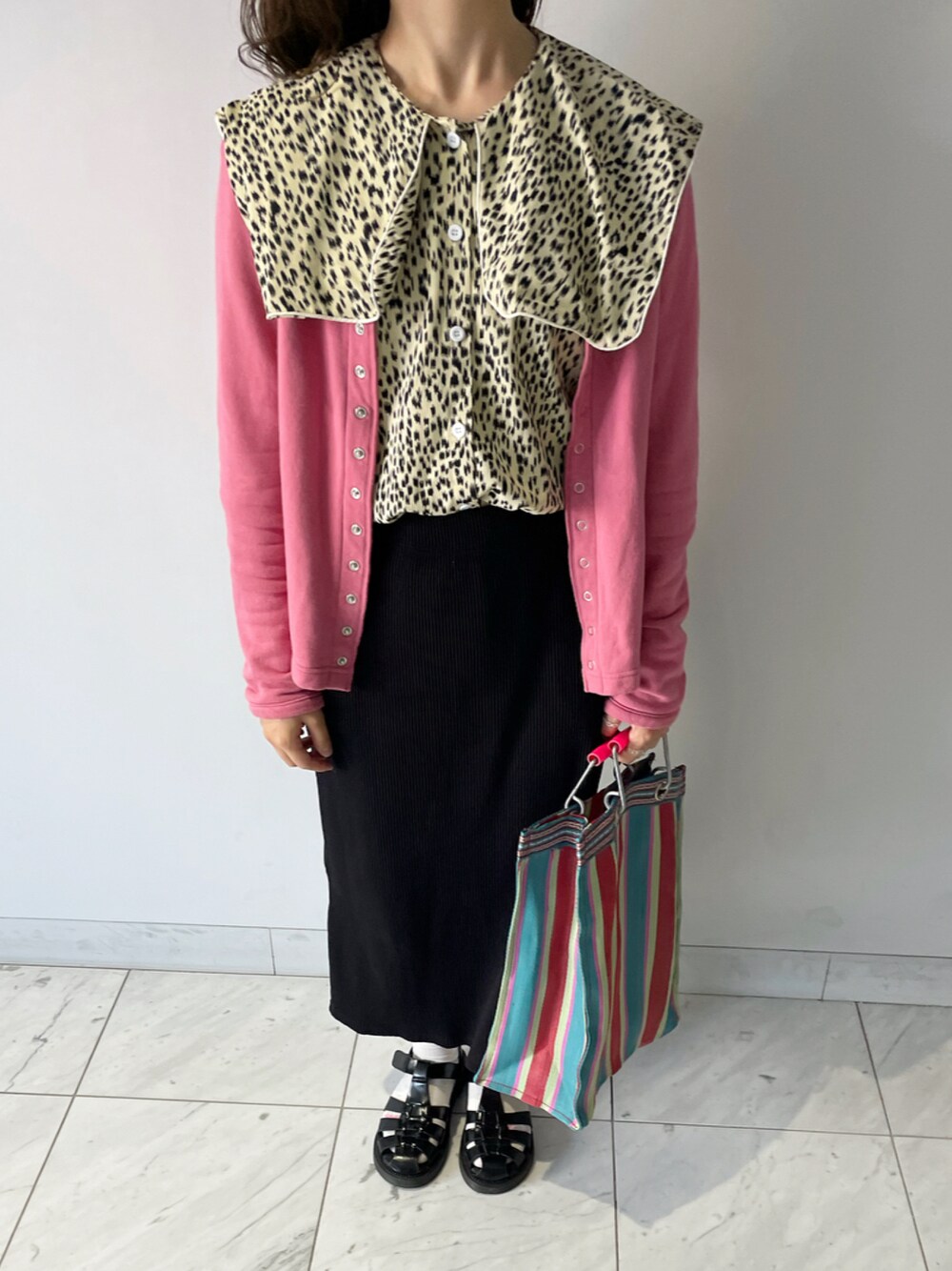 「ピンク、カーディガン、ビッグカラー、タイトスカート、グルカサンダル、BEAMS BOY、韓国ブランド、ZARA、ユニクロ、UNIQLO、puebco、レオパード、ストライプ」｜「韓国服のアイテム（シャツ/ブラウス、ベージュ系）」を使った、mifuさん（レディース・156cm）の春コーディネートの1枚目の写真