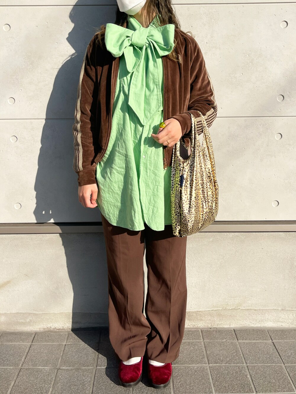 「BEAMS BOY、NEEDLES、ブラウス、green、チャイナシューズ、LOWRYS FARM、ビッグリボン、BAGGU、エコバッグ、レオパード、レオパード柄、カフェ」｜「BEAMS BOYのBEAMS BOY / アスコット タイ ブラウス（シャツ/ブラウス、グリーン系）」を使った、mifuさん（レディース・155cm）の冬コーディネートの1枚目の写真