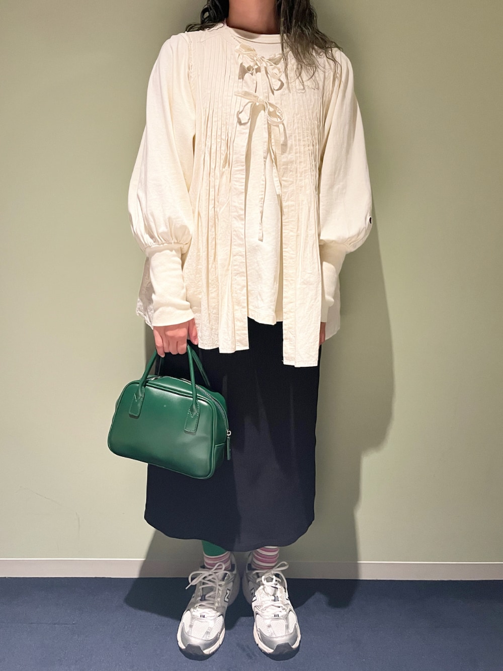 「秋冬、休日コーデ、大人カジュアル、秋服、おしゃれさんと繋がりたい、スカートスタイル、UNIQLO、ベスト、リボンベスト、FREAK’Ｓ STORE、Ray BEAMS、New Balance、スニーカー、タイトスカート」｜「FREAK'S STOREのピンタックベスト（ベスト、ホワイト系）」を使った、mifuさん（レディース・156cm）の秋コーディネートの1枚目の写真