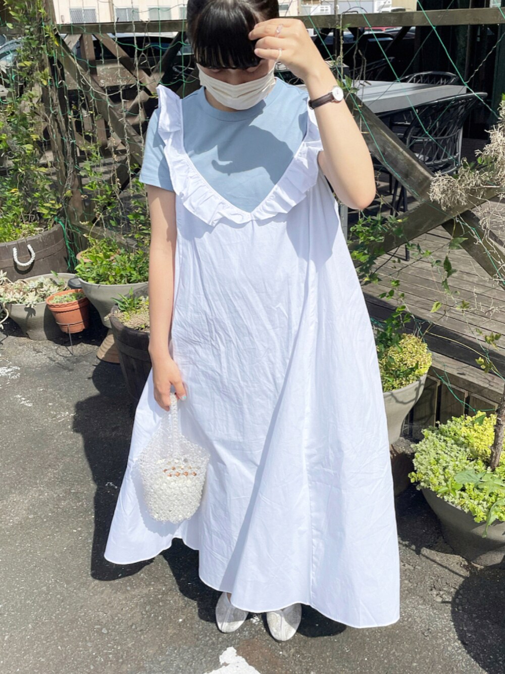 「夏コーデ、夏、キャミワンピ、ワンピース、Tシャツ、H&M、無印良品、ビーズバッグ、休日スタイル、ootd」｜「H&Mのアイテム（ワンピース/ドレス、ホワイト系）」を使った、mifuさん（レディース・156cm）の夏コーディネートの1枚目の写真