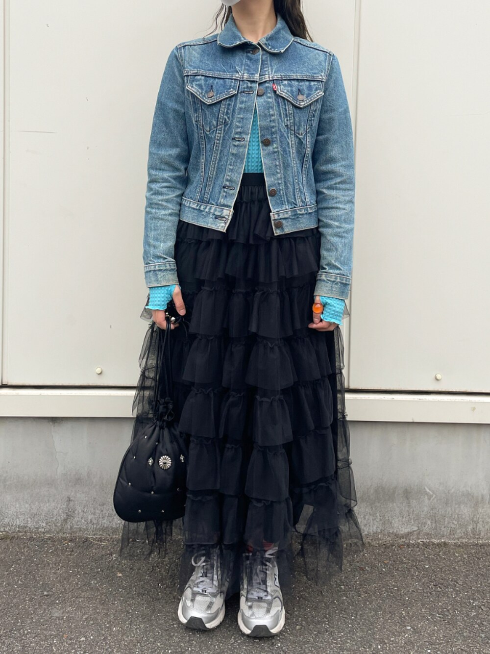 「春服コーデ、おでかけコーデ、ootd、休日スタイル、春コーデ、モノトーンコーデ、デニム、デニムジャケット、ボリュームスカート、Levi's、BEAMS BOY、me+em select、New Balance、casselini」｜「Levi'sのアイテム（デニムジャケット、ブルー系）」を使った、mifuさん（レディース・155cm）の冬コーディネートの1枚目の写真