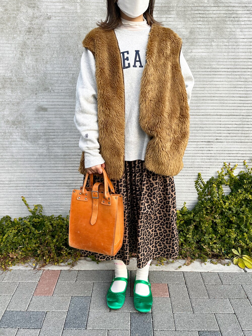 「ootd、古着MIX、おしゃれさんと繋がりたい、冬コーデ、ファーベスト、私の推しブランド、トレーナー、BEAMS BOY、Champion、FREAK’Ｓ STORE、she said that」｜「BEAMS BOYのChampion × BEAMS BOY / 別注 リバースウィーブ(R) ロゴ スウェット（スウェット、グレー系）」を使った、mifuさん（レディース・156cm）の冬コーディネートの1枚目の写真