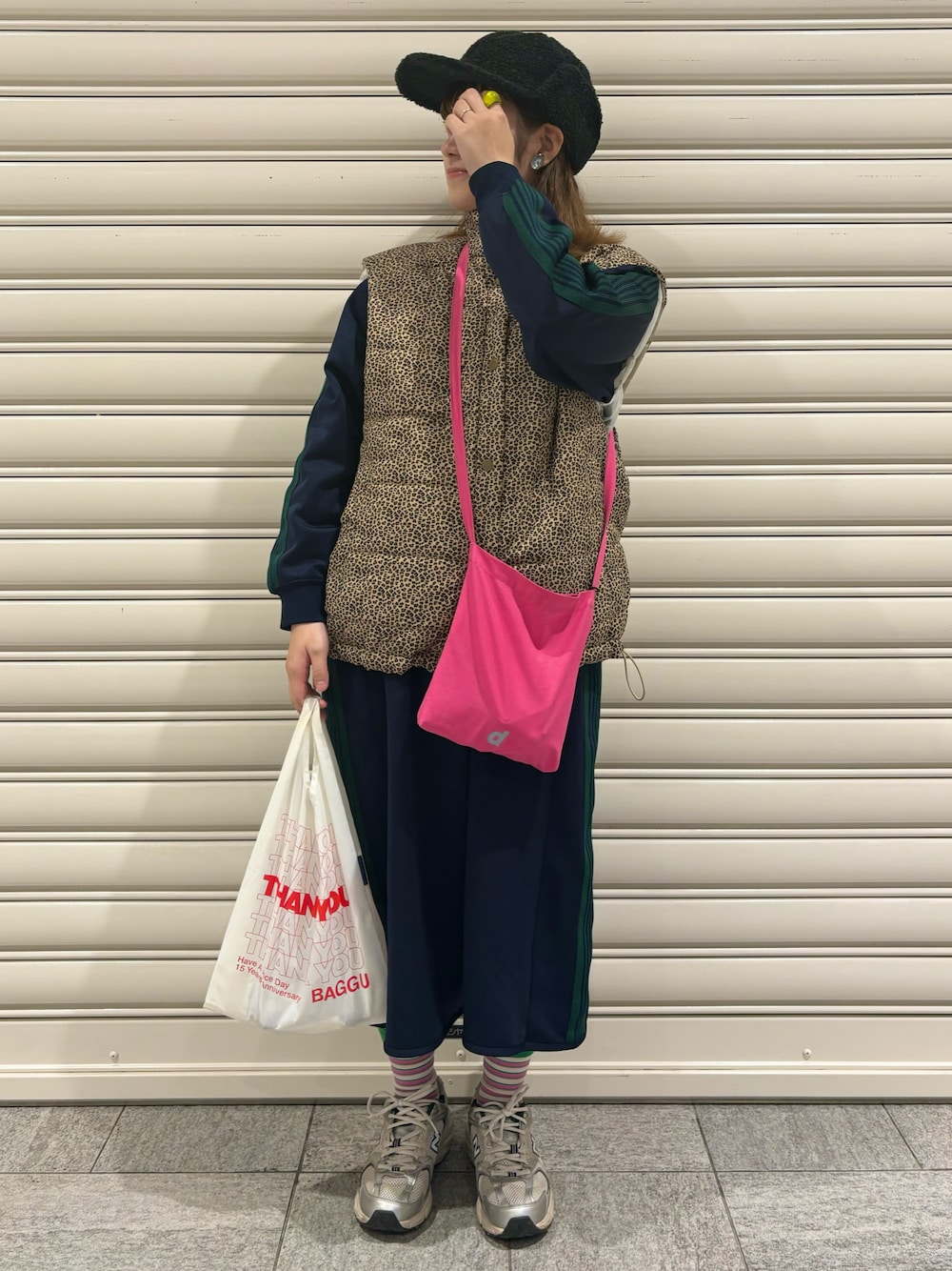 「春服、着回しコーデ、おしゃれさんと繋がりたい、スニーカーコーデ、春服コーデ、レオパード、レオパード柄、ベスト、ダウンベスト、NEEDLES、BEAMS BOY、BAGGU、CIAOPANIC TYPY、New Balance」｜「父のお下がりのアイテム（キャップ、ブラック系）」を使った、mifuさん（レディース・156cm）の冬コーディネートの1枚目の写真