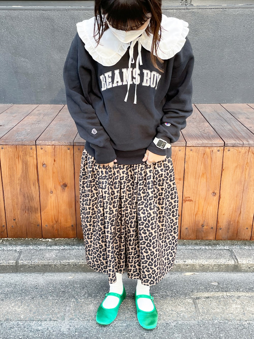 「スウェット、レオパード、UNIQLO、冬コーデ、Champion、つけ襟、ootd、BEAMS BOY、チャイナシューズ、niko and ...、お洒落さんとつながりたい、秋冬コーデ、休日スタイル」｜「BEAMS BOYのChampion × BEAMS BOY / 別注 リバースウィーブ(R) スウェット（スウェット、ブラック系）」を使った、mifuさん（レディース・156cm）の秋コーディネートの1枚目の写真