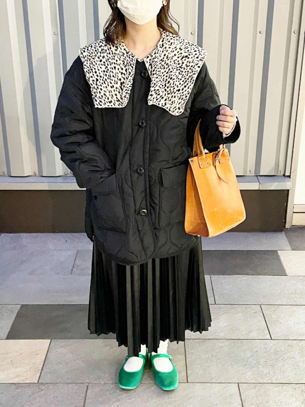 「シンプル、キルティング、レザースカート、冬コーデ、ロングスカート、GU、Ray BEAMS、キルティングコート、ootd、チャイナシューズ、グリーン」｜「Ray BEAMSのRay BEAMS / キルティング ノーカラー ブルゾン（ノーカラーコート、ブラック系）」を使った、mifuさん（レディース・156cm）の冬コーディネートの1枚目の写真