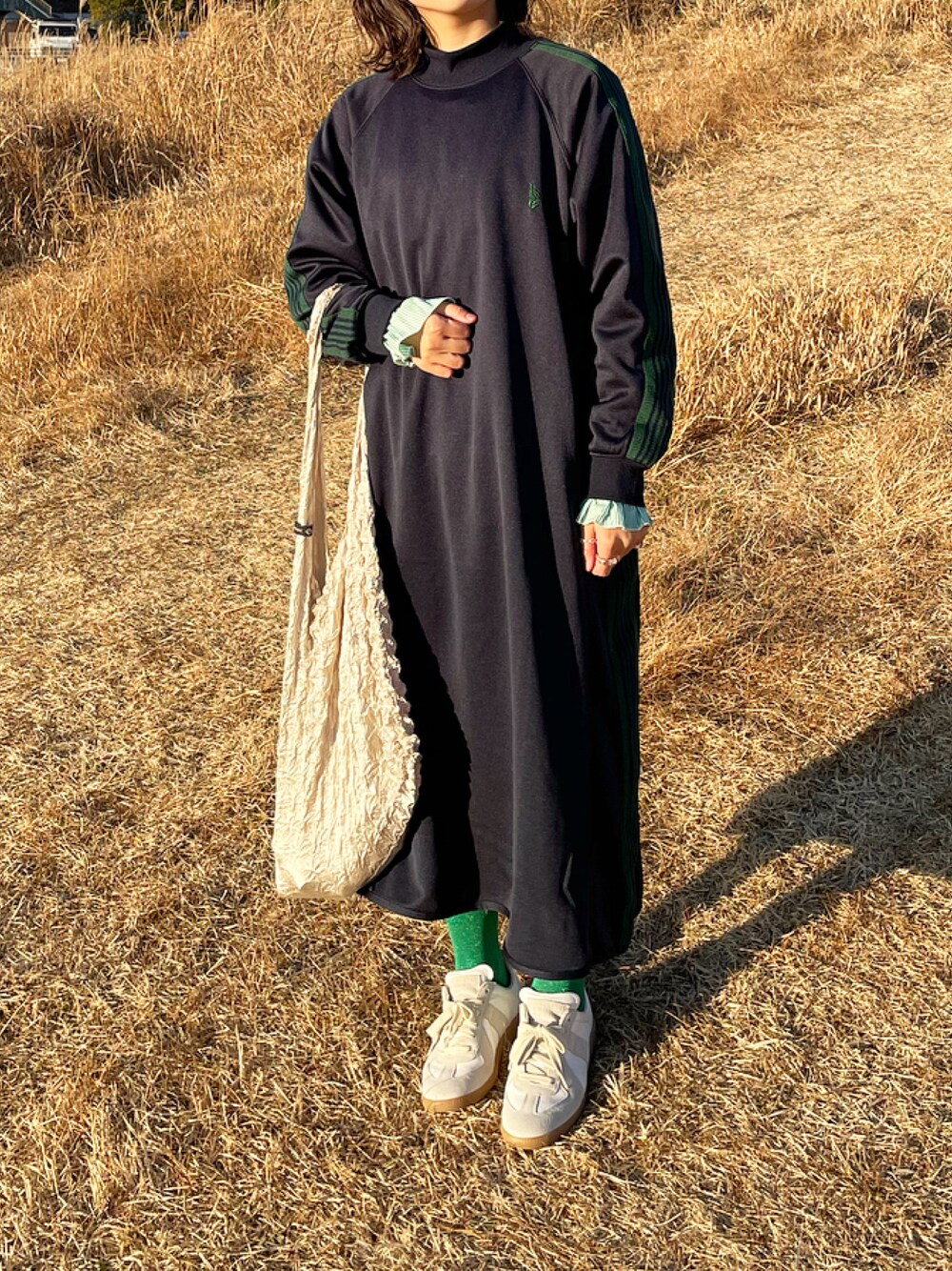 「冬コーデ、スニーカー、スウェット、スウェットワンピース、NEEDLES、BEAMS BOY、Maison Margiela、MM6、FREAK’Ｓ STORE、ワンピース、ジャーマントレーナー」｜「Needlesのアイテム（ワンピース、その他）」を使った、mifuさん（レディース・156cm）の冬コーディネートの1枚目の写真