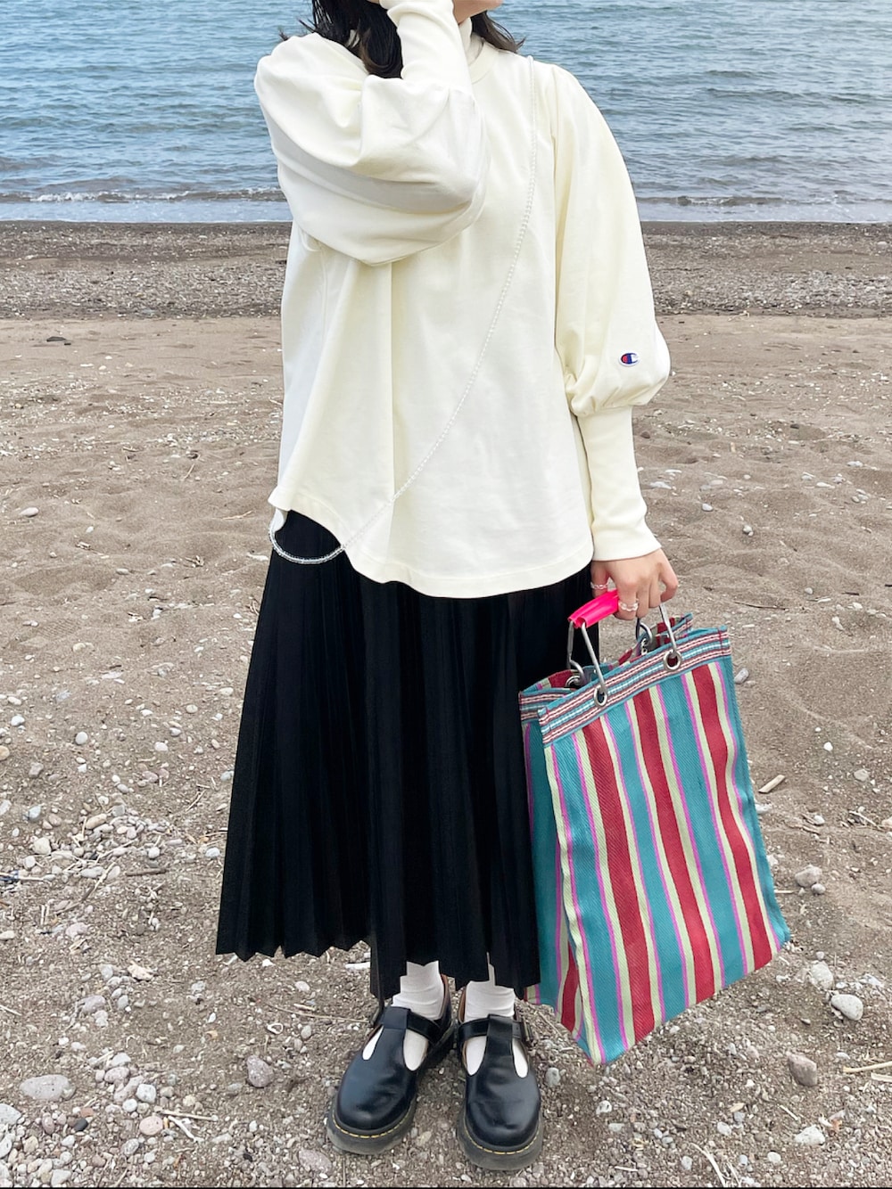 「Ray BEAMS、Champion、ロングスリーブTシャツ、レザースカート、GU、Dr.Martens、BEAMS BOY、海、休日コーデ、春先取り、おしゃれさんと繋がりたい、ootd、ボリューム袖」｜「Ray BEAMSのChampion × Ray BEAMS / 別注 ロング スリーブ Tシャツ（Tシャツ/カットソー、ホワイト系）」を使った、mifuさん（レディース・155cm）の冬コーディネートの1枚目の写真