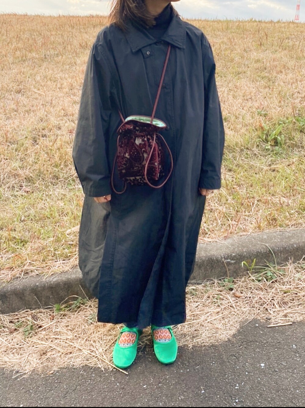 「冬、カジュアルコーデ、大人コーデ、おしゃれさんと繋がりたい、ユニクロ、UNIQLO、ロングコート、Ray BEAMS、チャイナシューズ、ootd」｜「UNIQLOのアイテム（ジャケット/アウター、ブラック系）」を使った、mifuさん（レディース・156cm）の冬コーディネートの1枚目の写真