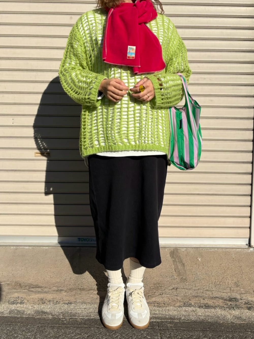 「カジュアルコーデ、お洒落さんとつながりたい、Ray BEAMS、journal standard、UNIQLO、Maison Margiela、ジャーマントレーナー、BAGGU、マフラー、ニット」｜「Ray BEAMSのRay BEAMS / メッシュ ルーズ フィット クルーネック ニット（ニット/セーター、グリーン系）」を使った、mifuさん（レディース・156cm）の冬コーディネートの1枚目の写真