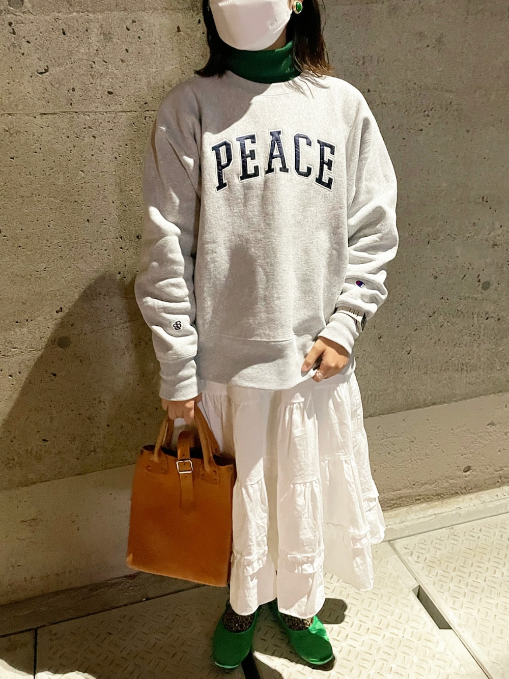 「スウェット、グレー、冬コーデ、タートルネック、ロングスカート、Champion、ootd、シンプルコーデ、BEAMS BOY、niko and ...、お洒落さんとつながりたい」｜「BEAMS BOYのChampion × BEAMS BOY / 別注 リバースウィーブ(R) ロゴ スウェット（スウェット、グレー系）」を使った、mifuさん（レディース・156cm）の冬コーディネートの1枚目の写真
