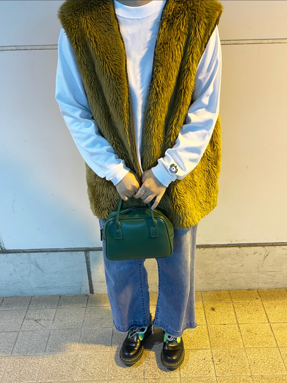 「シンプルコーデ、カジュアルコーデ、春服、ootd、デニムパンツ、ベスト、ファーベスト、Dr.Martens、Ray BEAMS、FREAK’Ｓ STORE、niko and ...、shesaidthat」｜「FREAK'S STOREのファーベスト（ベスト、ブラウン系）」を使った、mifuさん（レディース・155cm）の冬コーディネートの1枚目の写真