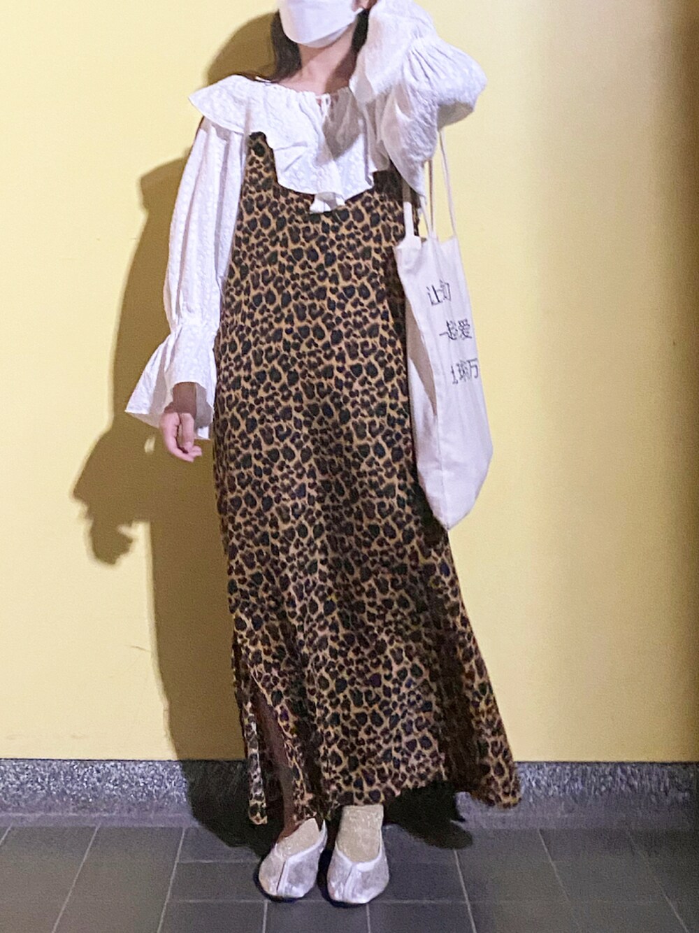 「トートバッグ、ワンピース、レオパード、レオパード柄、休日スタイル、プチプラ、ciaopanic、ootd、秋服、秋コーデ、カンフーシューズ、だから秋服が好き」｜「CIAOPANIC TYPYのindia刺繍ラッフルブラウス（シャツ/ブラウス、ホワイト系）」を使った、mifuさん（レディース・156cm）の秋コーディネートの1枚目の写真