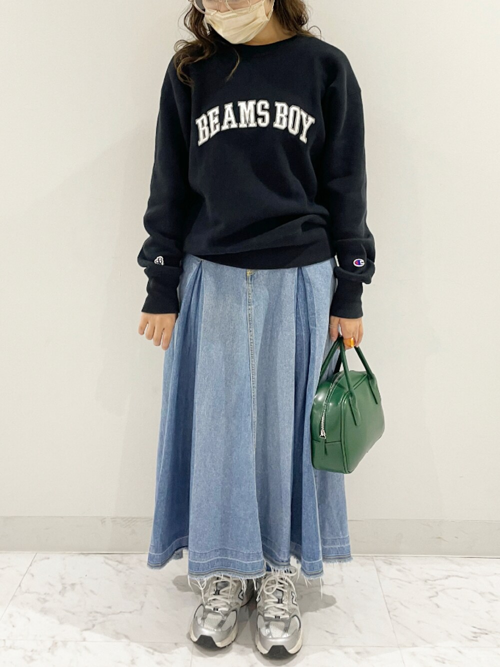 「秋服、秋コーデ、カジュアル、おしゃれさんと繋がりたい、スニーカーコーデ、ootd、スウェット、BEAMS BOY、Champion、AS KNOW AS PINKY、New Balance、Ray BEAMS」｜「BEAMS BOYのChampion × BEAMS BOY / 別注 リバースウィーブ(R) スウェット（スウェット、ブラック系）」を使った、mifuさん（レディース・156cm）の秋コーディネートの1枚目の写真