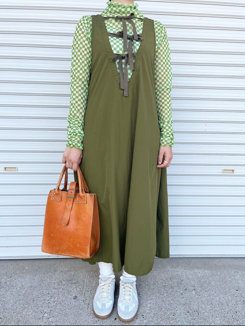 「シンプル、秋コーデ、ワンピース、ワンピース×スニーカー、green、シースルー、シースルートップス、BEAMS BOY、publux、Maison Margiela、ジャーマントレーナー」｜「BEAMS BOYのBEAMS BOY / ナイロン タッサー C-1 ノースリーブ ワンピース（ワンピース、グリーン系）」を使った、mifuさん（レディース・156cm）の秋コーディネートの1枚目の写真