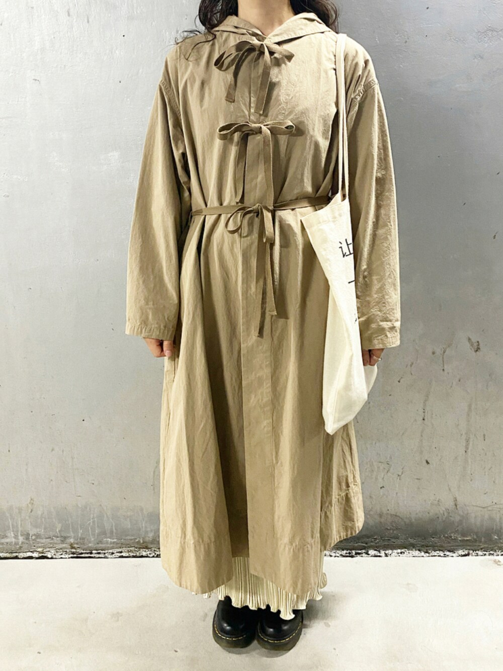 「シンプル、秋のコーデ、秋色、ロングコート、休日スタイル、休日コーデ、ootd、BEAMS BOY、スノーパーカー、おしゃれさんと繋がりたい、だから秋服が好き、秋服、秋服準備はじめました」｜「Dr. Martensのレディース Dr.Martens ドクターマーチン POLLEY T-BAR 14852001 BLACK（ブーツ、ブラック系）」を使った、mifuさん（レディース・155cm）の秋コーディネートの1枚目の写真