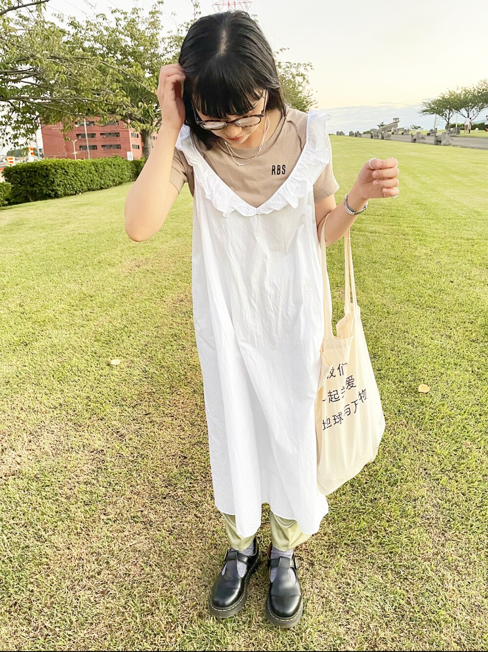 「休日コーデ、お洒落さんとつながりたい、プチプラコーデ、グリーン、ootd、Ray BEAMS、RBS、H&M、LOWRYS FARM」｜「H&Mのアイテム（ワンピース/ドレス、ホワイト系）」を使った、mifuさん（レディース・156cm）の秋コーディネートの1枚目の写真