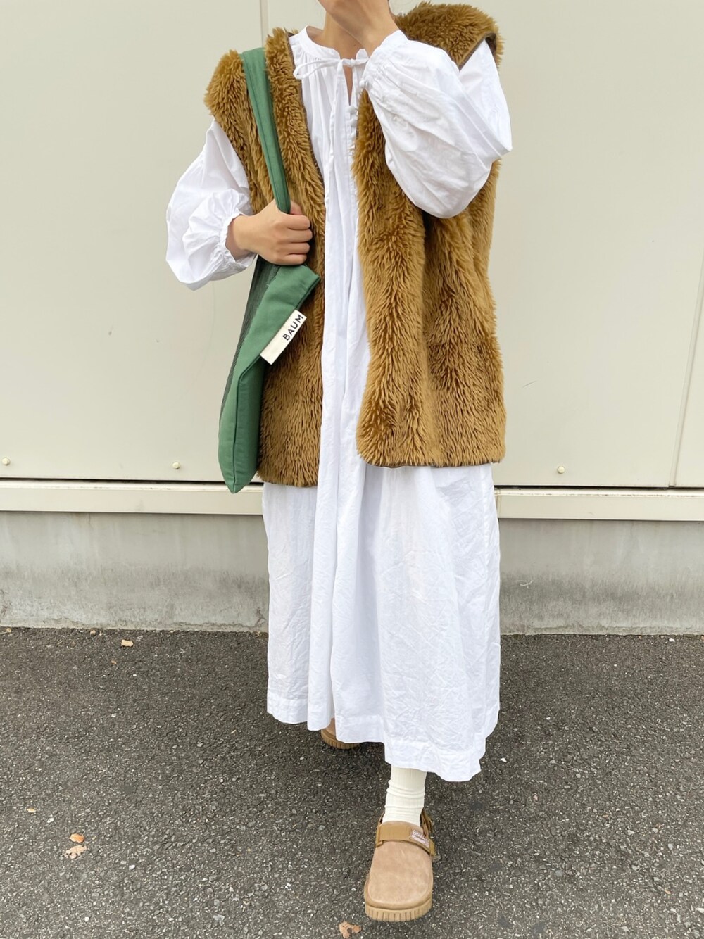 「冬のコーデ、カジュアル、ラクチンコーデ、秋のコーデ、おしゃれさんと繋がりたい、ootd、ファーベスト、ベスト、ワンピース、SHAKA、Ray BEAMS、FREAK’Ｓ STORE、BAUM、トートバッグ」｜「FREAK'S STOREのファーベスト（ベスト、ブラウン系）」を使った、mifuさん（レディース・156cm）の秋コーディネートの1枚目の写真