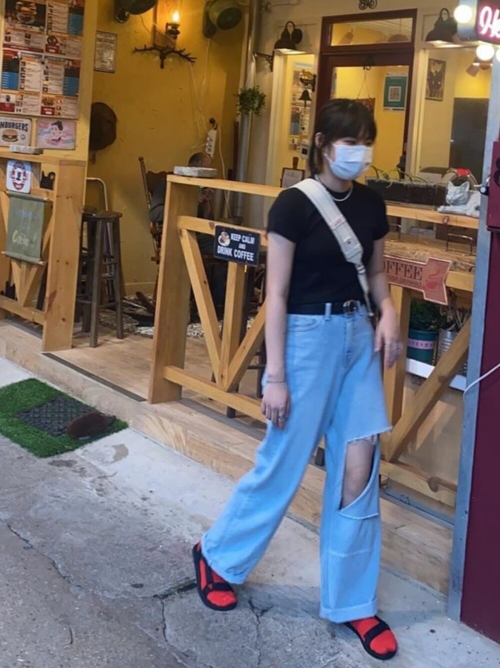 「TOKYO BOPPERのアイテム（ショルダーバッグ、ホワイト系）」を使った、yeewさん（レディース・169cm）の秋コーディネートの1枚目の写真