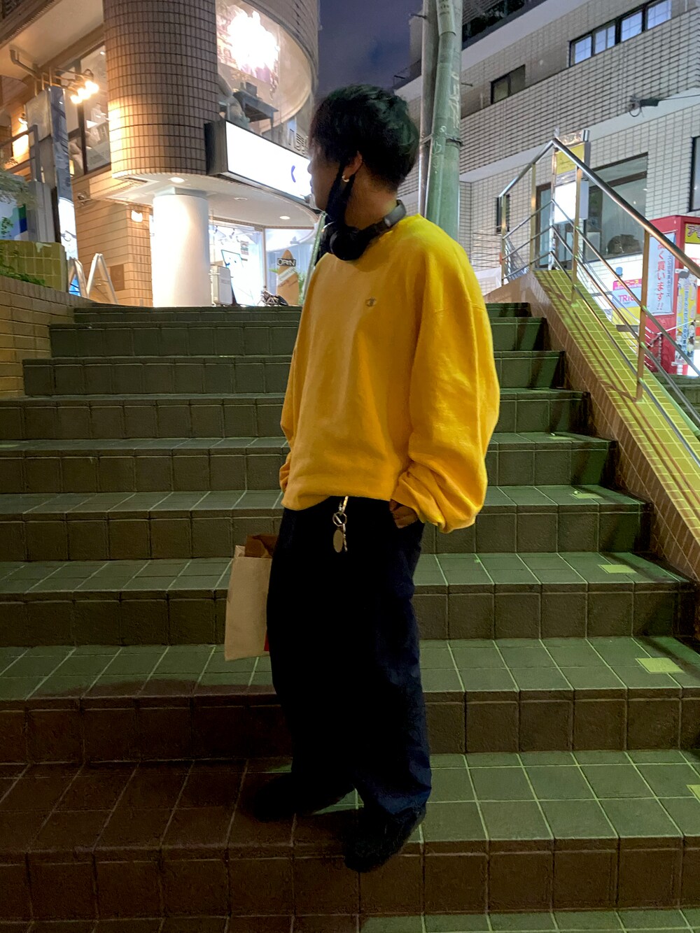 「トレーナー、黄色、オーバーサイズ」｜「beatsのアイテム（ヘッドフォン/イヤホン、ブラック系）」を使った、ふじりくさん（メンズ・166cm）の秋コーディネートの1枚目の写真
