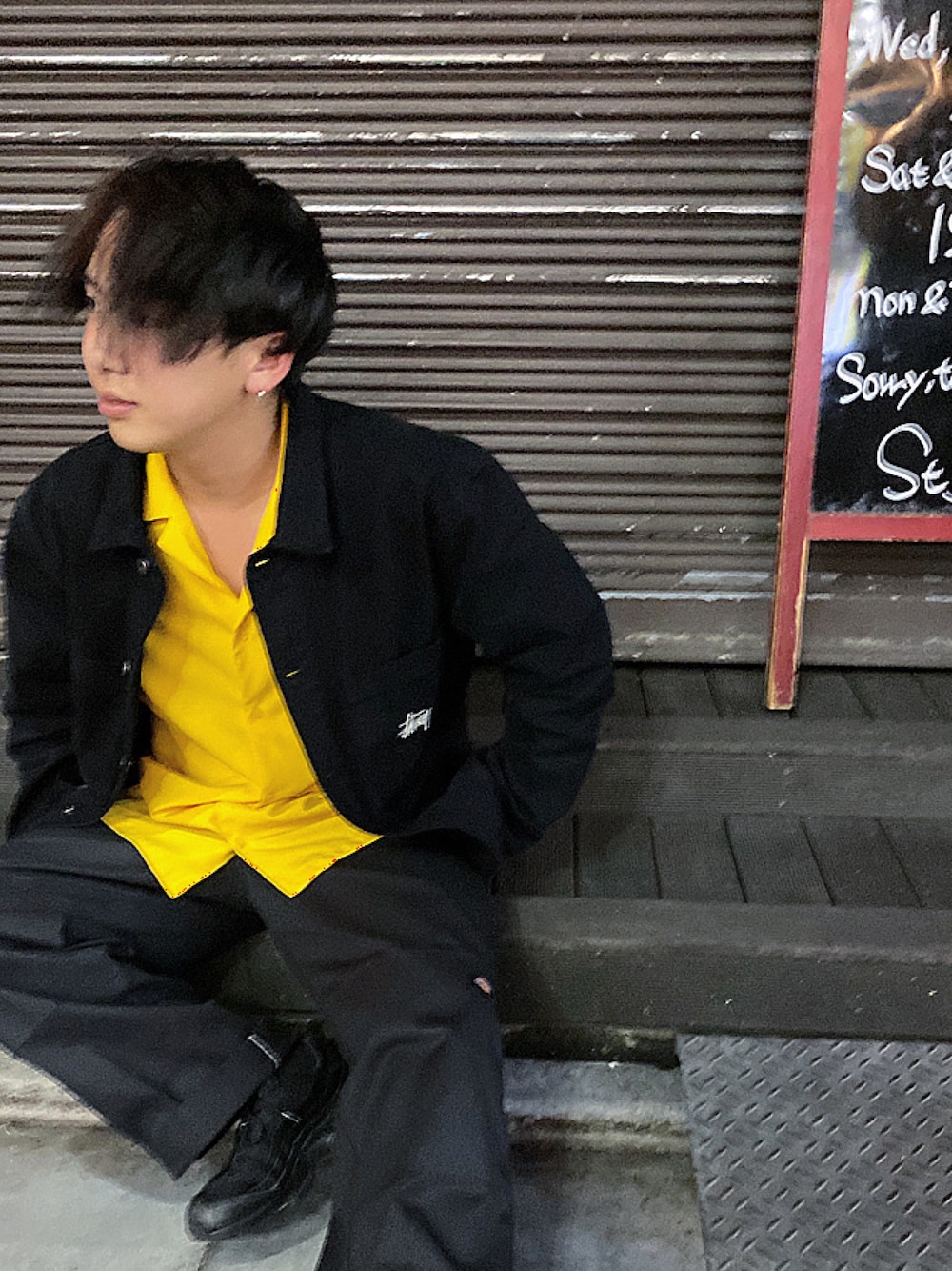 「差し色(黄色)、stussy、ダブルニー」｜「STUSSYのアイテム（デニムジャケット、ブラック系）」を使った、ふじりくさん（メンズ・166cm）の秋コーディネートの1枚目の写真