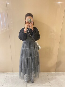 「DAZYのアイテム（ジャンパースカート、グレー系）」を使った、川崎雨さん（レディース・165cm）の春コーディネート