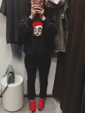 「NEW BALANCE（ニューバランス）のアイテム（スニーカー、レッド系）」を使った、川崎雨さん（レディース・165cm）の冬コーディネート