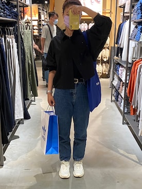 「INVENYORのアイテム（エコバッグ/サブバッグ、ブルー系）」を使った、川崎雨さん（レディース・165cm）の秋コーディネート