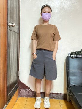 「MondaytoSundayのアイテム（Tシャツ/カットソー、ブラウン系）」を使った、川崎雨さん（レディース・165cm）の秋コーディネート