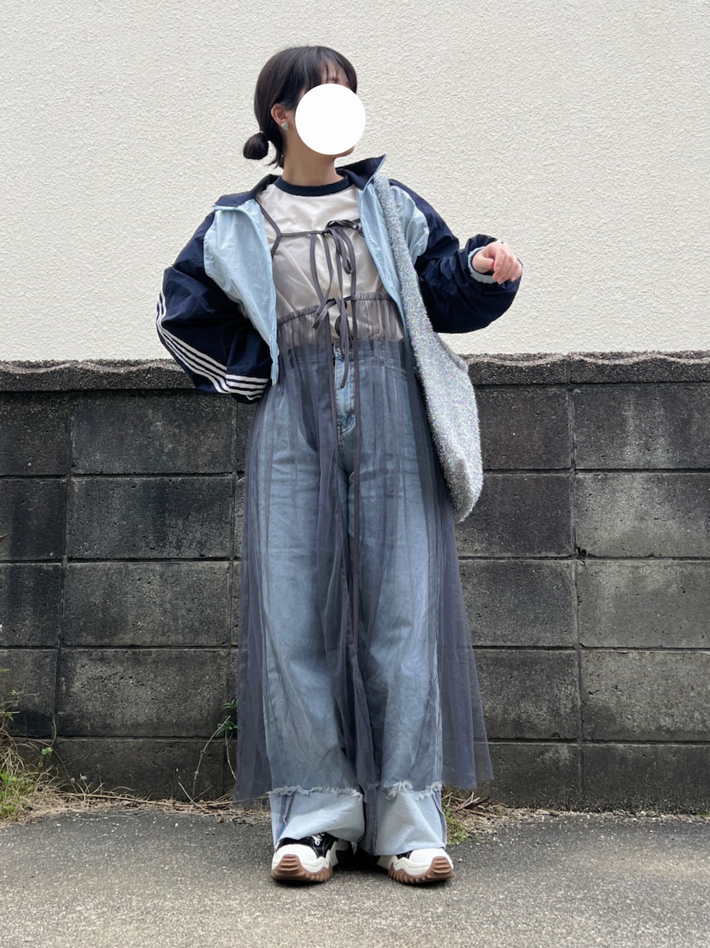 「プチプラ、春コーデ、トートバッグ、シルバーバッグ、スニーカー、デニムパンツ、レイヤードスタイル、チュール、ナイロンジャケット、カジュアルコーデ、低身長コーデ」｜「forksy.の【forksy.】【セットアップ対応】ナイロンショート丈ライントラックジャケット（ナイロンジャケット、ブルー系）」を使った、モモ子さん（レディース・150cm）の春コーディネートの1枚目の写真
